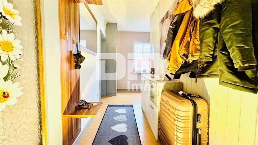 Modernisiertes Zweifamilienhaus BJ mit Gewerbeanteil, Anbau und enormen Platzangebot - OG WE2 Flur / Diele